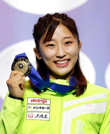 　レスリング世界選手権の女子５０キロ級で金メダルを獲得し、笑顔の須崎優衣＝１４日、ベオグラード（共同）