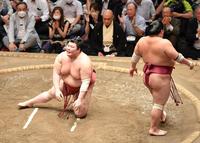 　大栄翔（右）に引き落としで敗れた熱海富士（撮影・開出牧）