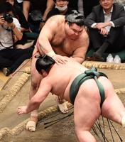 　錦木（手前）をはたき込みで破った高安（撮影・開出牧）