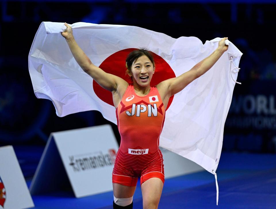 　女子５０キロ級で優勝し、日の丸を掲げる須崎優衣