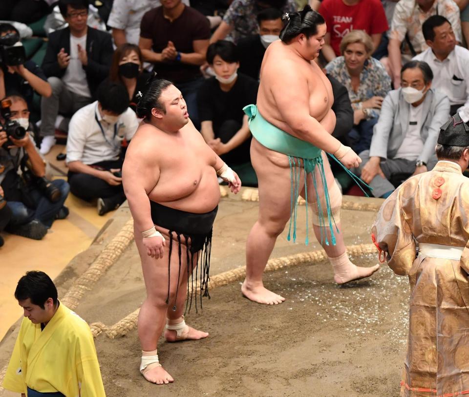 　琴ノ若（右後方）を押し出しで下した貴景勝（撮影・開出牧）