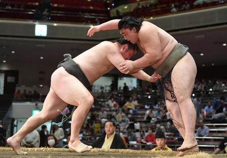 　豪ノ湖（右）を押し倒しで破り三段目優勝を決めた北磻磨（撮影・開出牧）