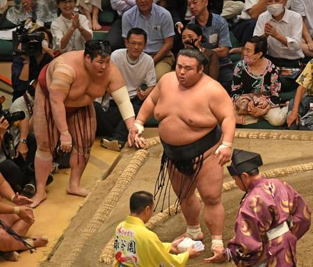 大関の意地　貴景勝が熱海富士下し３敗で首位並ぶ　高安は痛恨黒星で４敗に後退　霧島は大関対決制しかど番脱出　豊昇龍７敗目