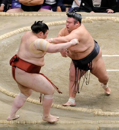 貴景勝が熱海富士退け、首位並ぶ