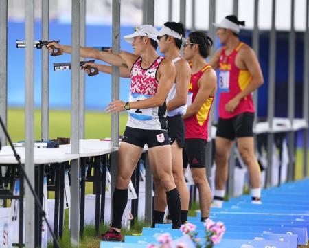 　男子個人準決勝　射撃・ランニングに出場した佐藤大宗（手前）＝杭州（共同）