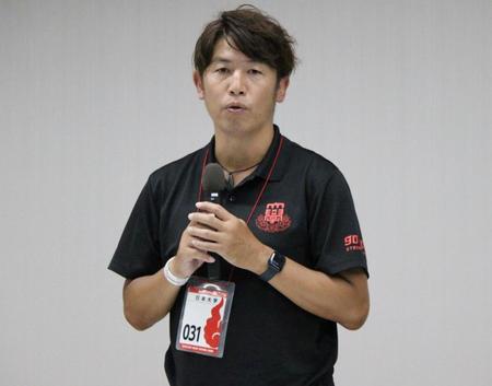 　試合後の取材に応じる日大・窪田幸一郎監督