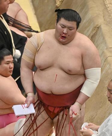 　鼻血を出して引き揚げる熱海富士