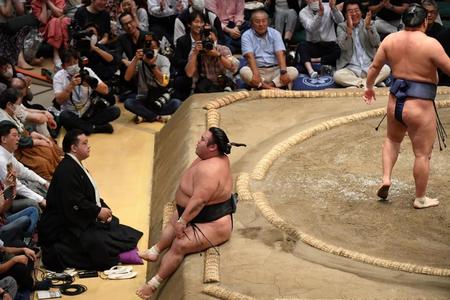 　豊昇龍（右後方）に上手投げで敗れ４敗目を喫しぼう然とする貴景勝（撮影・開出牧）