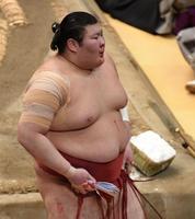 　懸賞を手に血だらけの顔で引き揚げる熱海富士（撮影・開出牧）