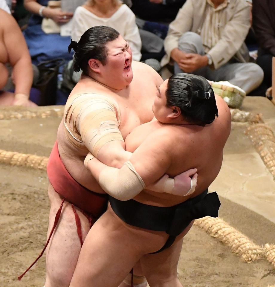 21歳新鋭、熱海富士が3敗死守で初賜杯に王手 貴景勝敗れ、単独首位