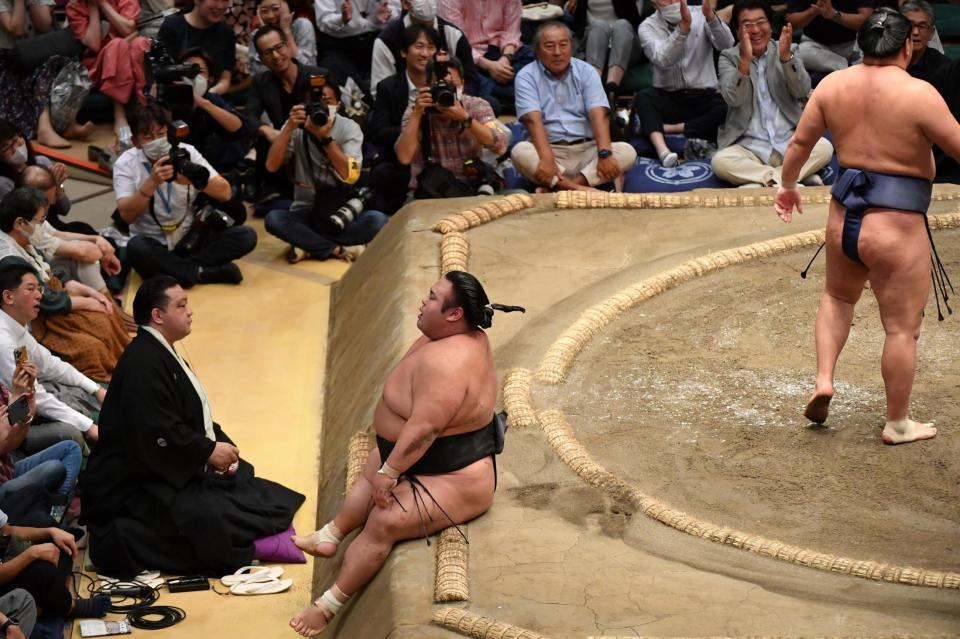 　豊昇龍（右後方）に上手投げで敗れ４敗目を喫しぼう然とする貴景勝（撮影・開出牧）