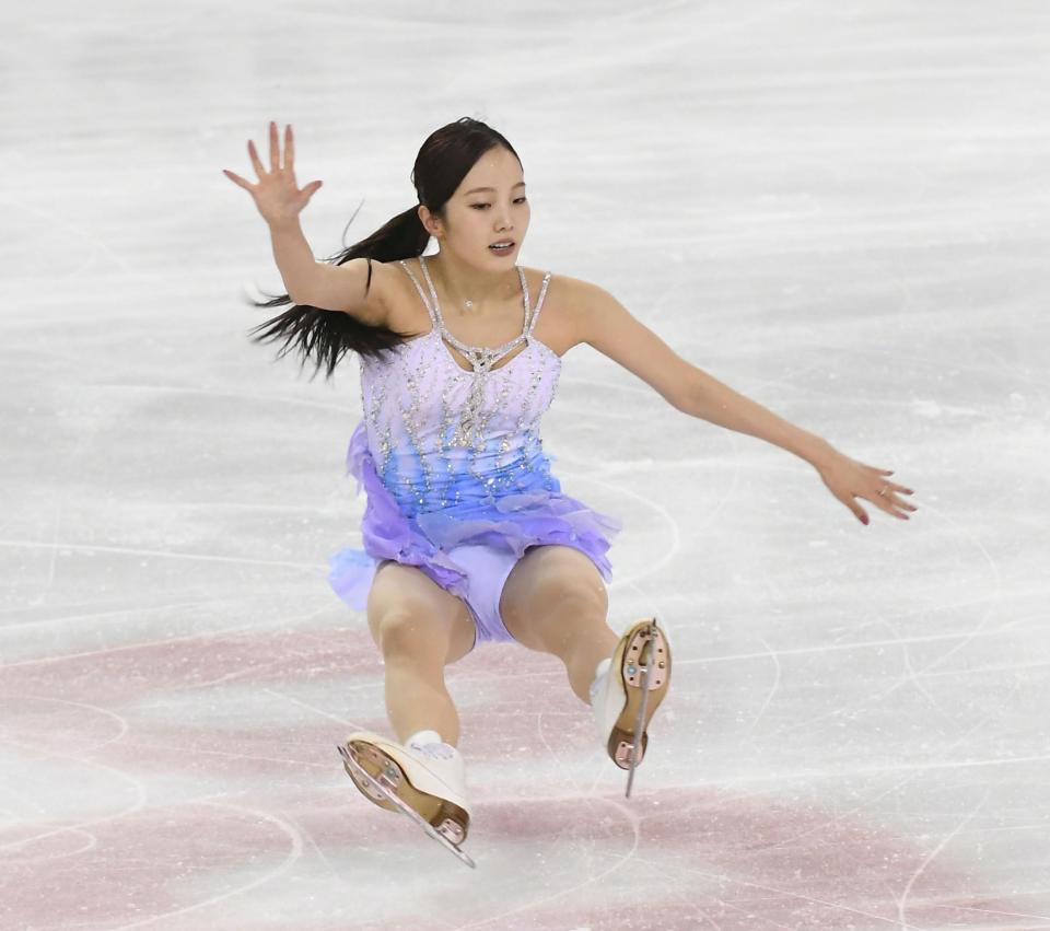 　ＳＰでジャンプで着地に失敗する本田真凜（撮影・三好信也）