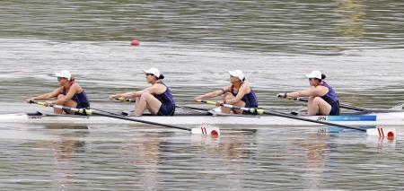 　女子かじなしフォア決勝に出場した日本チーム。右から木野田沙帆子、高野晃帆、榊原春奈、中条彩香＝杭州（共同）