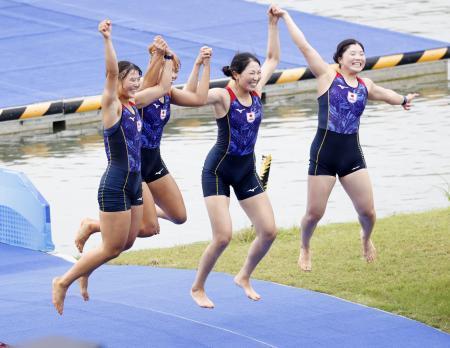 　女子かじなしフォアで準優勝し、喜ぶ日本チーム。（左から）高野、中条、榊原、木野田＝杭州（共同）