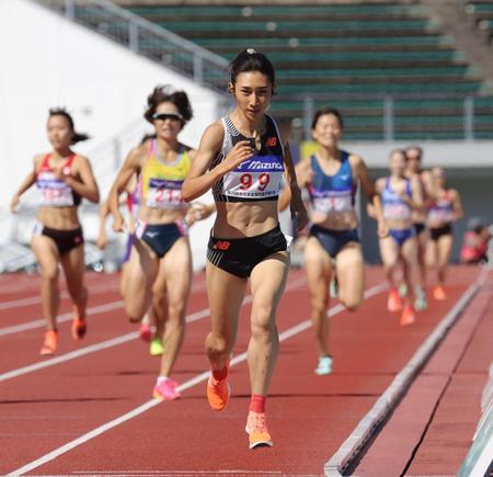 　女子８００メートルで優勝した田中希実（手前）