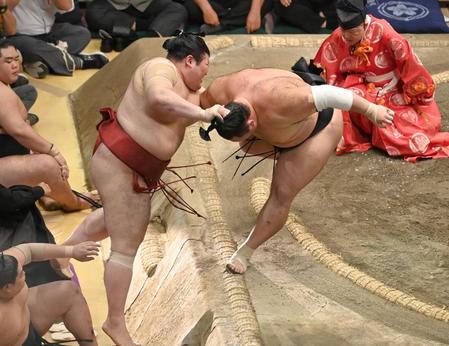　朝乃山（右）が寄り切りで熱海富士を破る