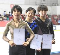 　優勝した鍵山優真（中）２位の佐藤駿（左）３位の三浦佳生（撮影・三好信也）