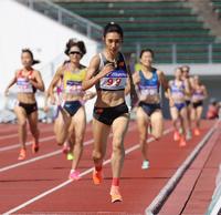 　女子８００メートルで優勝した田中希実（手前）