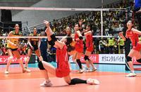 　第１セット、ブラジルにスパイクを決められた日本（撮影・佐々木彰尚）