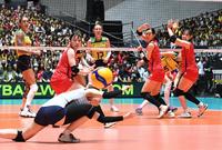 　第２セット、ブラジルにスパイクを決められた日本（撮影・佐々木彰尚）