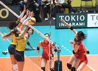 　第３セット、スパイクを決める古賀紗理那（撮影・佐々木彰尚）