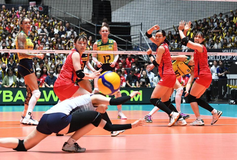 　第２セット、ブラジルにスパイクを決められた日本（撮影・佐々木彰尚）