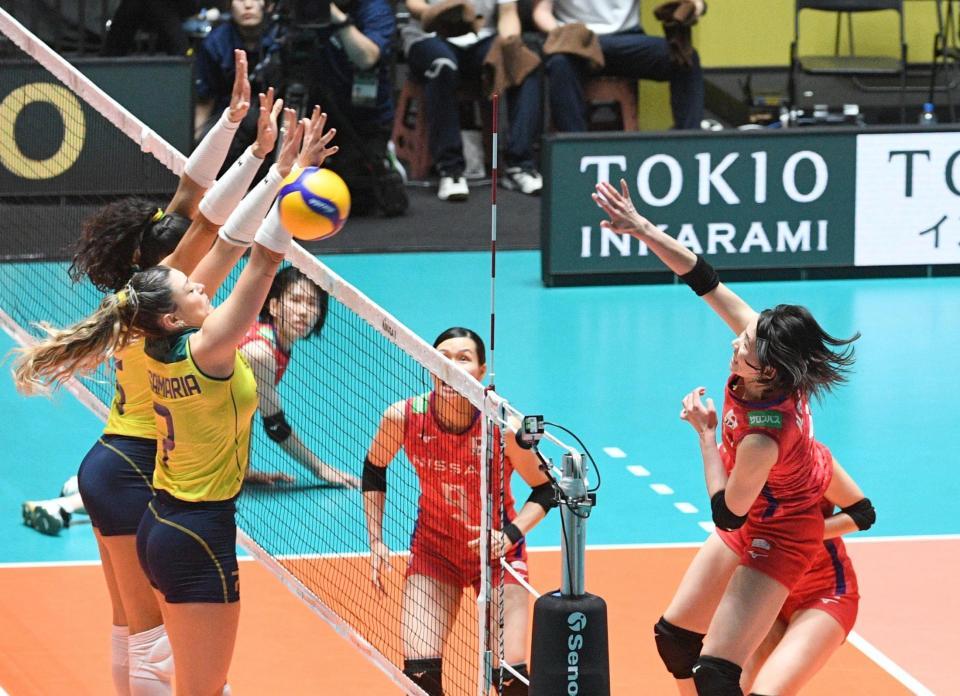 　第３セット、スパイクを決める古賀紗理那（撮影・佐々木彰尚）