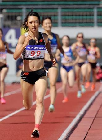 　女子８００メートル決勝　優勝した田中希実（手前）