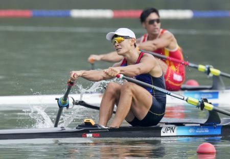 　男子シングルスカルで銀メダルを獲得した荒川龍太＝杭州（共同）