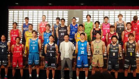 　Ｂリーグの開幕前会見に臨んだ島田チェアマン（前列左から５人目）や河村勇輝（同４人目）ら各チーム代表者