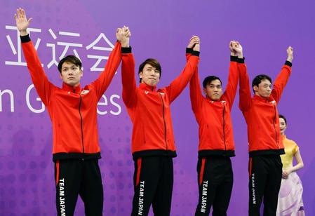 　男子４００メートルメドレーリレーで銅メダルを獲得し表彰台に上がる（左から）中村克、松元克央、日本雄也、入江陵介