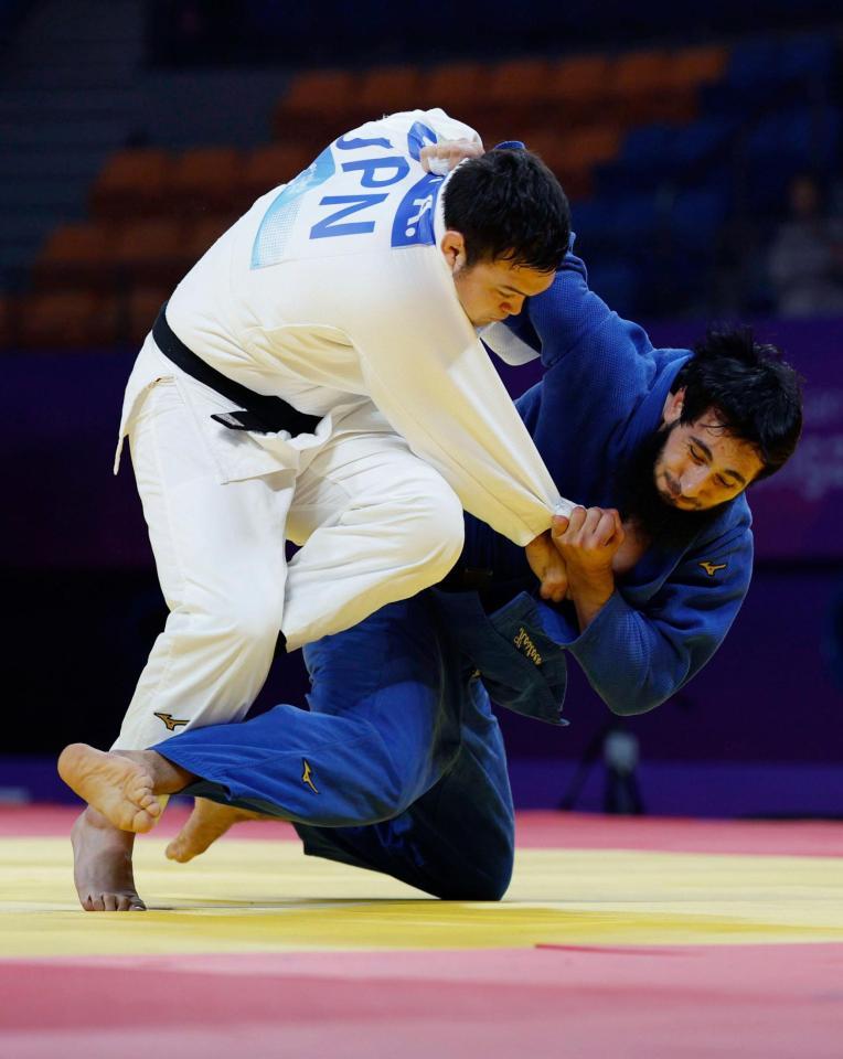 　３位決定戦でＵＡＥ選手（右）と対戦するウルフ・アロン