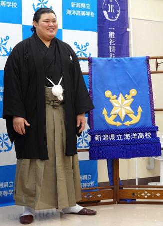 　化粧まわし贈呈式後に笑顔を見せる大の里