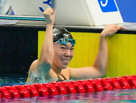 　女子１００メートル平泳ぎで優勝しガッツポーズする青木玲緒樹（共同）