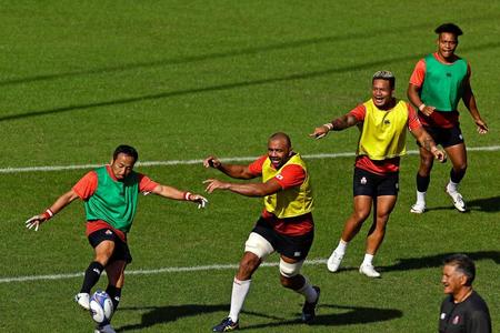 　サモア戦に向けて調整する（左から）流、リーチ、レメキ、松島（共同）