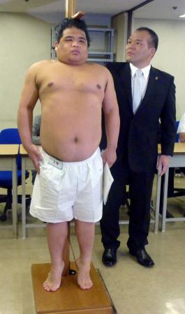 【写真】どうしても力士になりたい！新弟子検査の身長測定で背伸びをする受検者