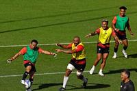 　サモア戦に向けて調整する（左から）流、リーチ、レメキ、松島（共同）