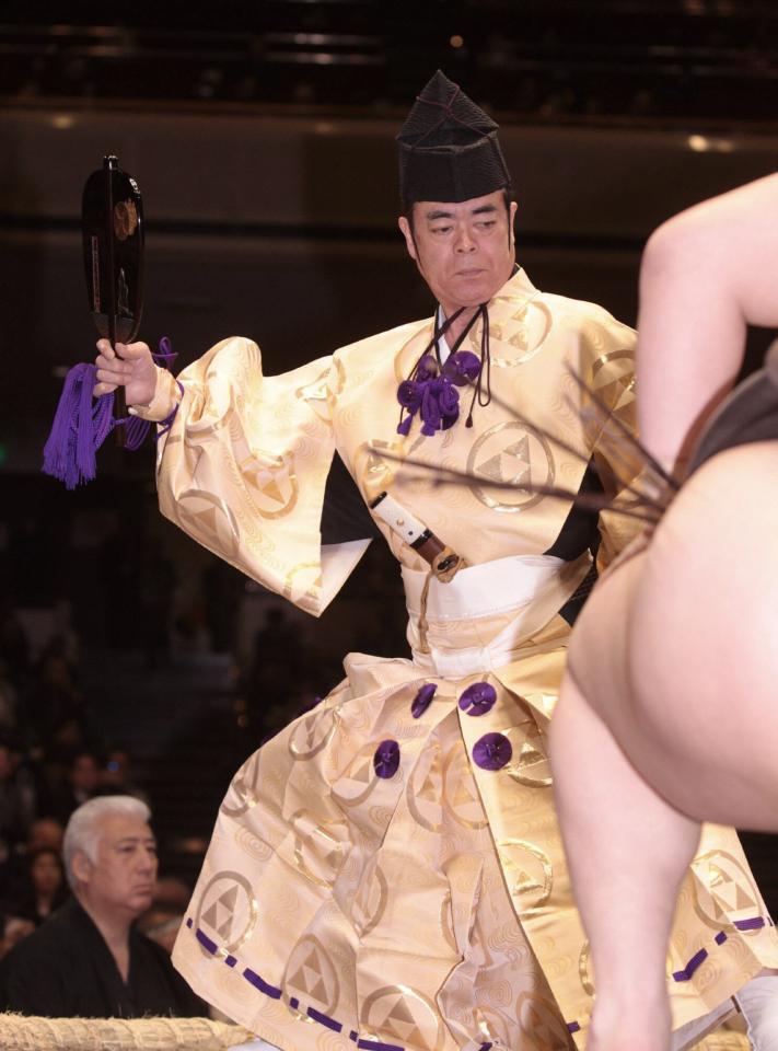 　大相撲初場所で結びの一番の行司を務める木村庄之助＝２０１２年