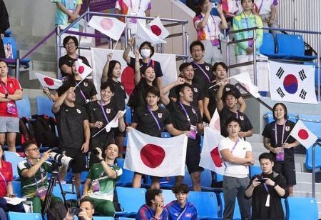 　競泳女子４００メートルリレー決勝のレースを観客席から応援する日本代表＝９月２４日、杭州（共同＝松崎未来撮影）