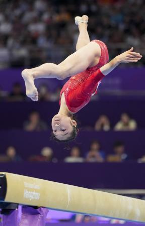 　女子種目別平均台決勝で演技する岡村真。金メダルを獲得した＝杭州（共同）