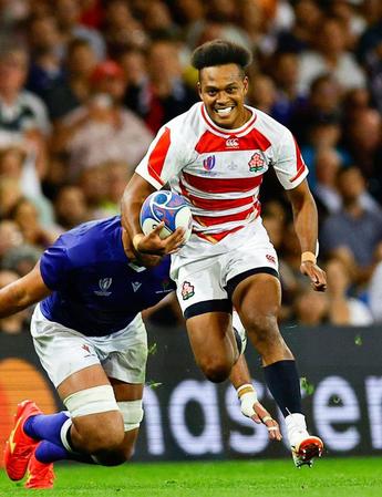 　後半、攻め込む松島（共同）