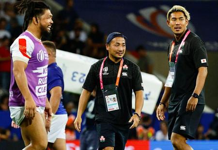 　サモアに勝利し、笑顔の（左から）堀江、流、山中