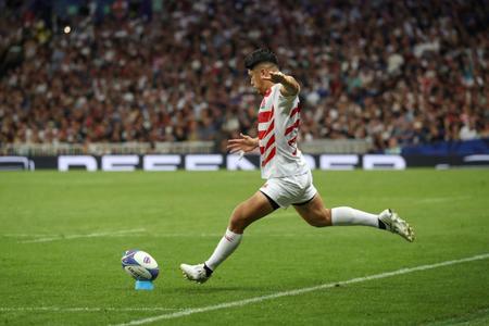 　ゴールを狙う日本代表・松田力也（日本ラグビー協会提供）