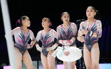 　試合会場で調整する（左から）畠田千愛、宮田笙子、深沢こころ、岸里奈＝アントワープ（共同）