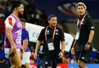 　サモアに勝利し、笑顔の（左から）堀江、流、山中