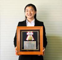 　神戸学院大の卒業式で「学長賞」を受けた坂本花織