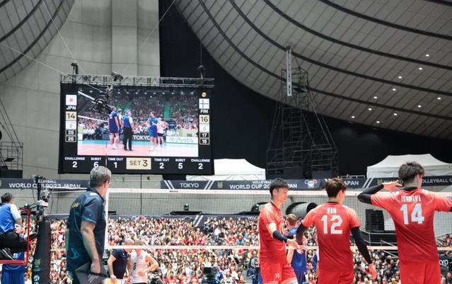 男子バレー　日本戦でまさかのハプニング　カメラ吊すワイヤー切れて試合が１０分中断　石川、西田、高橋藍ら笑顔
