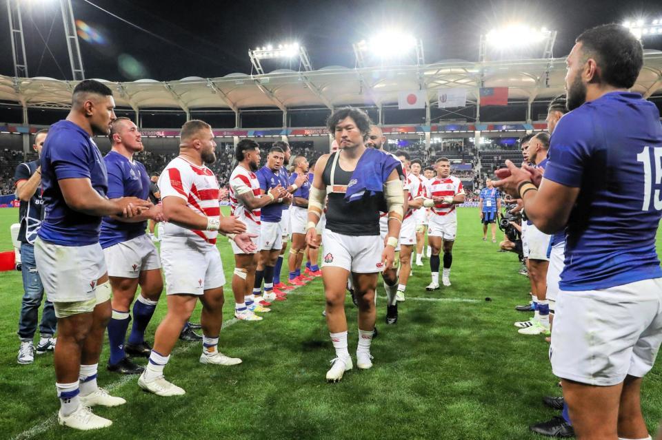 　ピッチを引き上げる稲垣啓太ら（日本ラグビー協会提供）