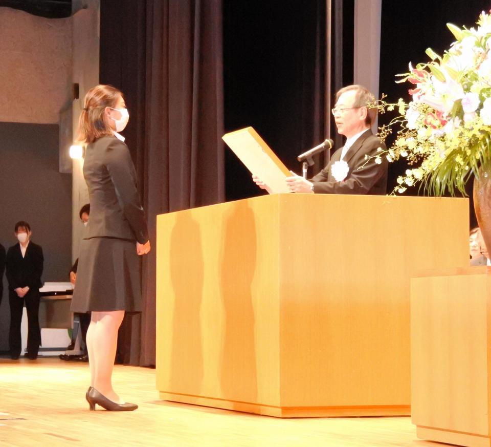 　神戸学院大の中村恵学長から「学長賞」を受ける坂本花織（左）