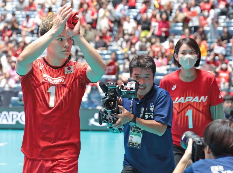 　試合後、妻の古賀紗理那（右）をコートサイドに呼び寄せ、ファンの声援に応える西田有志（撮影・吉澤敬太）
